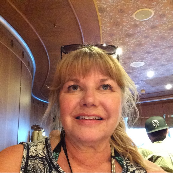 Meet your Posher, Debbie - Picture 1 of 7